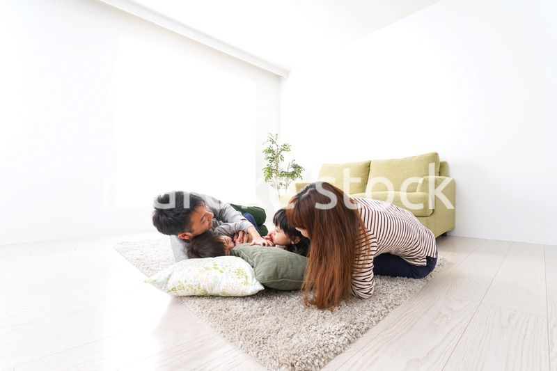 家で家族団らん