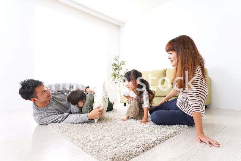 家で家族団らん