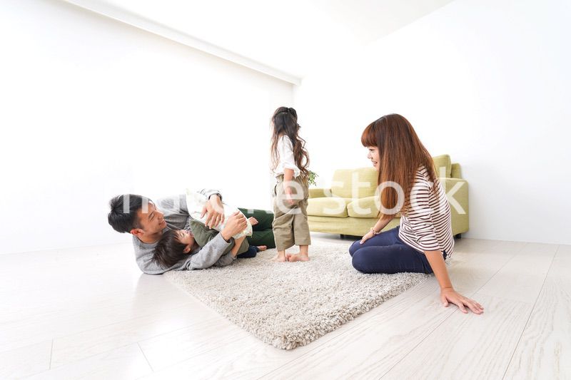 家で家族団らん