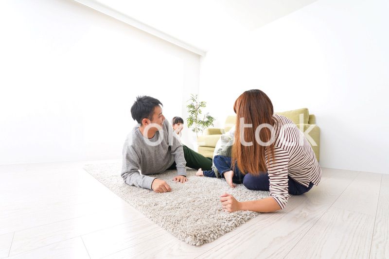 家で家族団らん