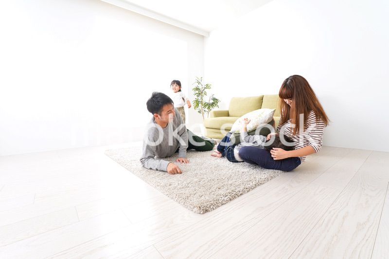 家で家族団らん