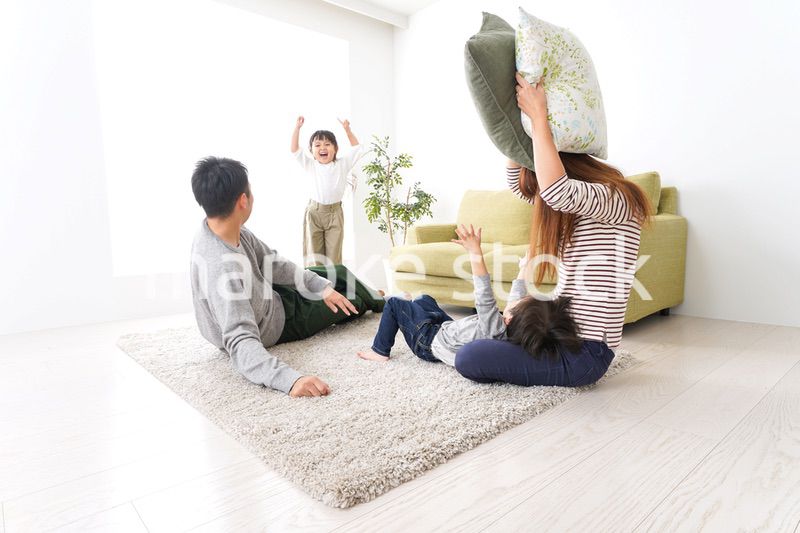 家で家族団らん