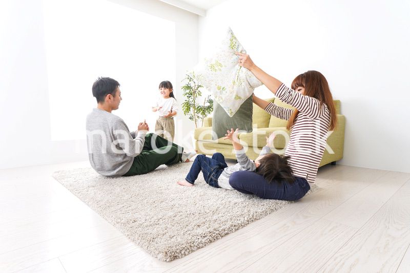 家で家族団らん