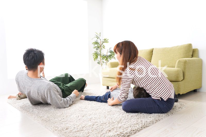 家で家族団らん