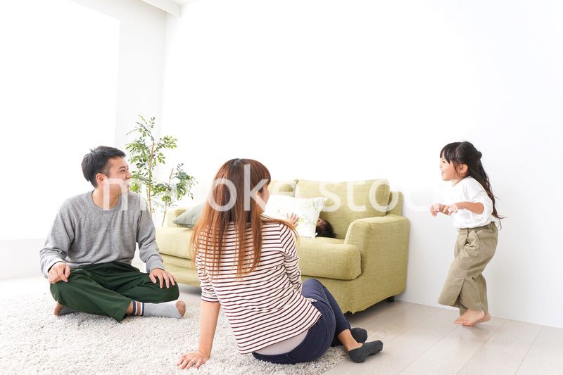 家で家族団らん