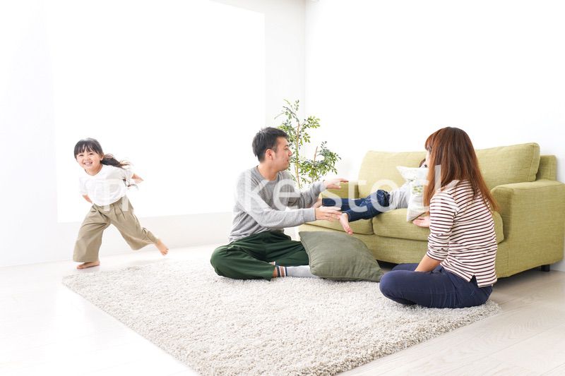 家で家族団らん