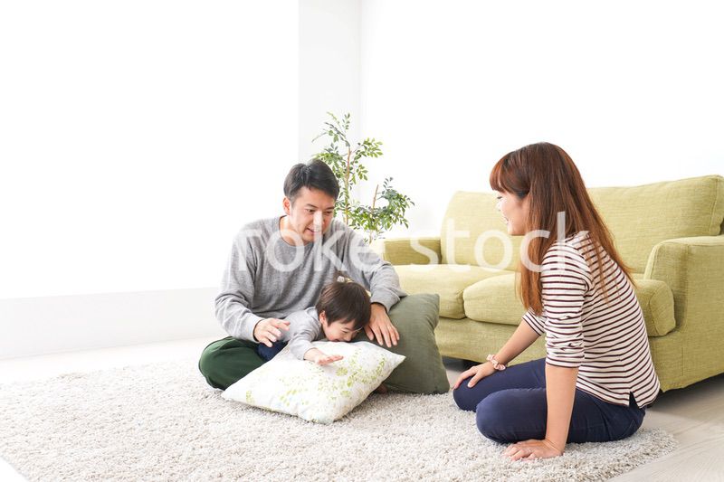 家で家族団らん