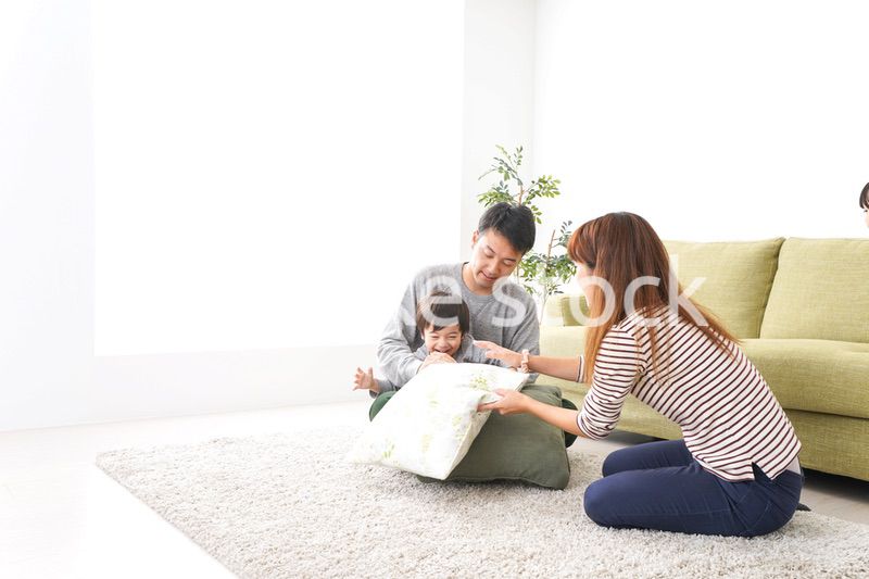 家で家族団らん