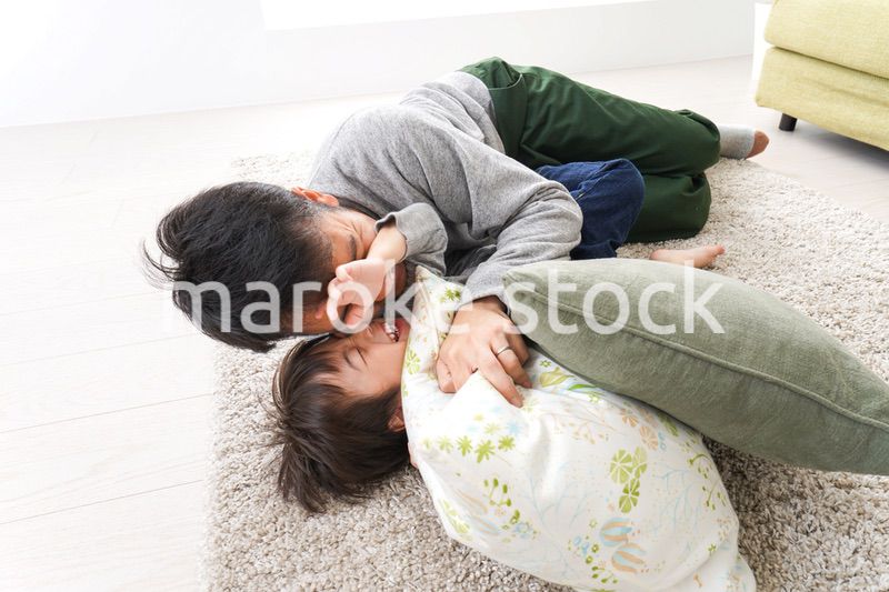 家で家族団らん