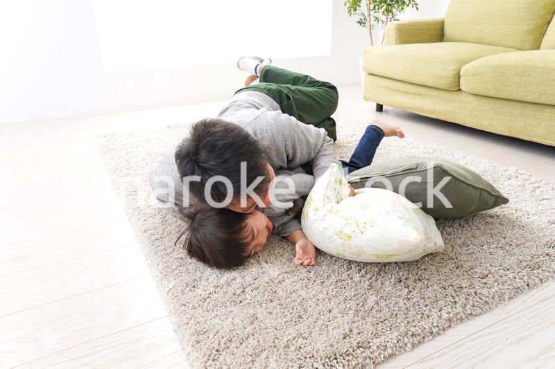 家で家族団らん