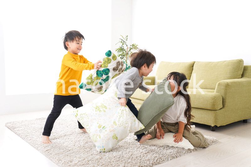 家で遊ぶ子どもたち