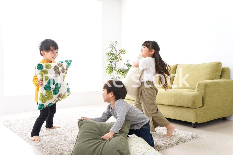 家で遊ぶ子どもたち