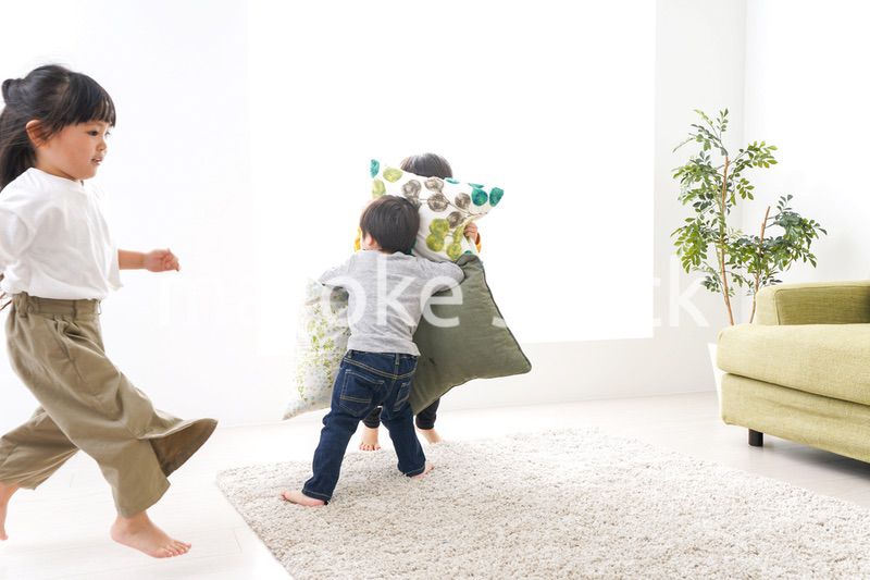 家で遊ぶ子どもたち