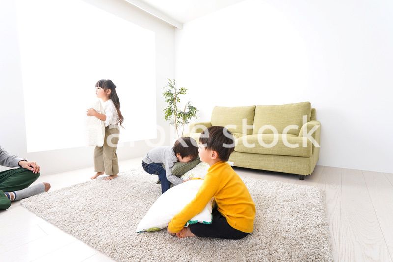 家で遊ぶ子どもたち
