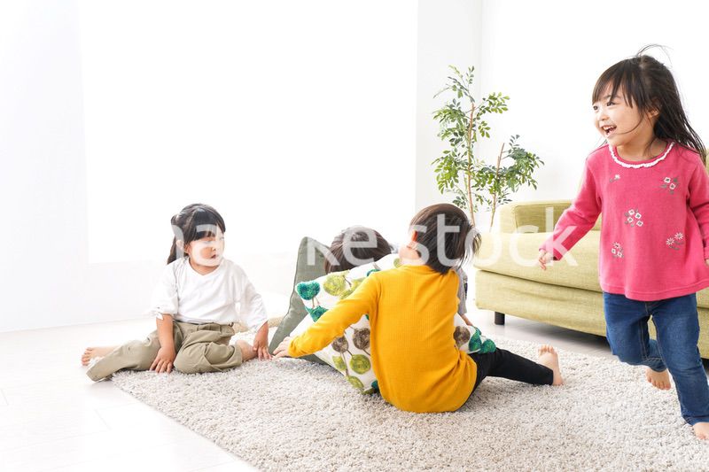 家で遊ぶ子どもたち