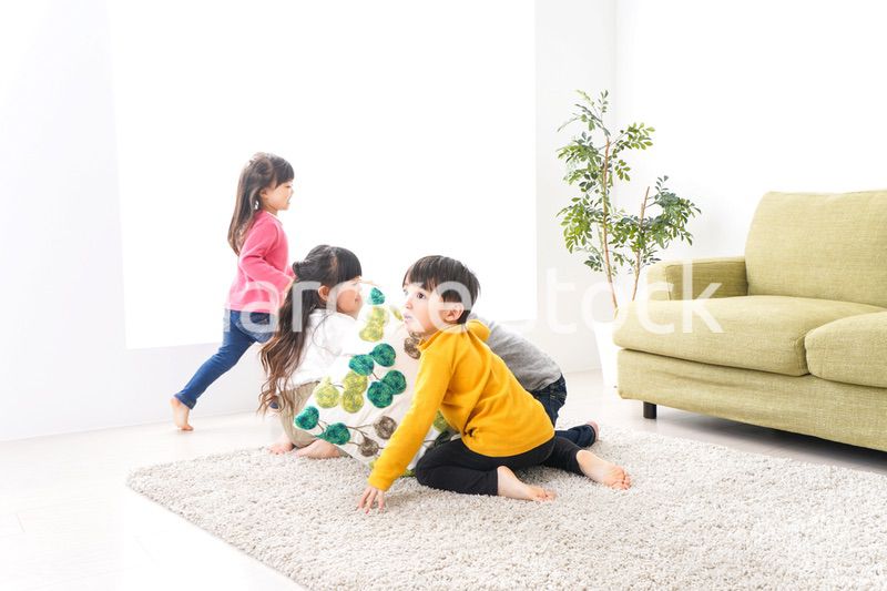 家で遊ぶ子どもたち