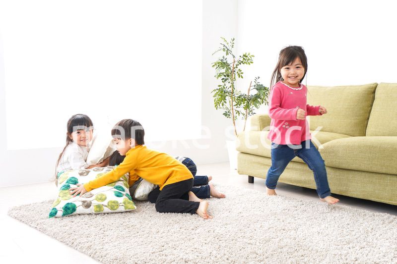 家で遊ぶ子どもたち