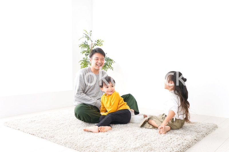 子どもたちと遊ぶパパ