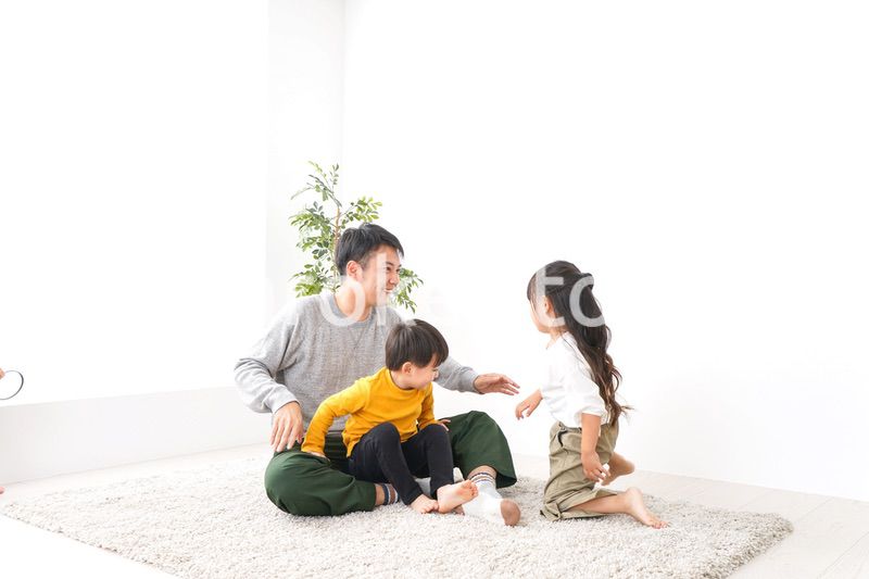 子どもたちと遊ぶパパ