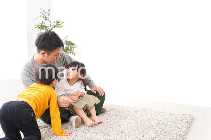 子どもたちと遊ぶパパ