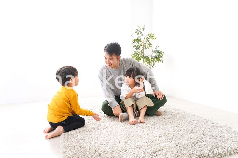 子どもたちと遊ぶパパ