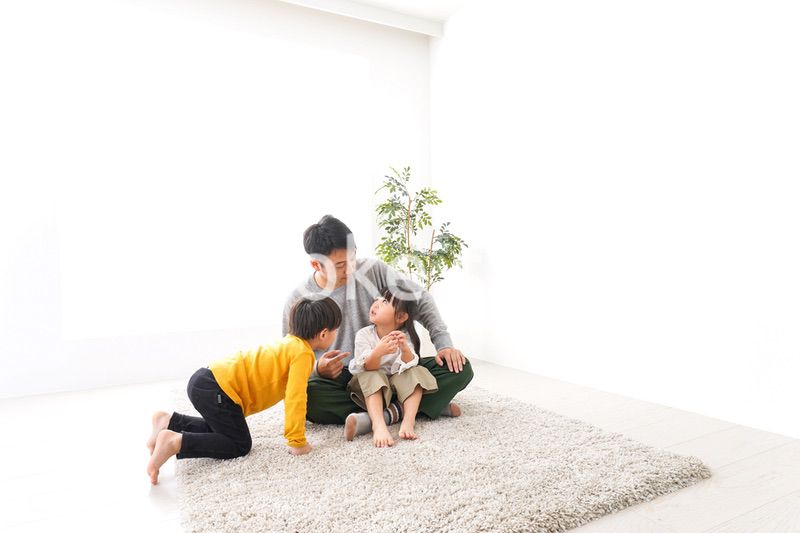 子どもたちと遊ぶパパ