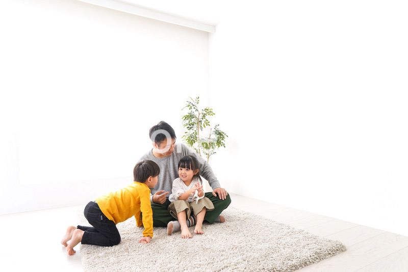 子どもたちと遊ぶパパ