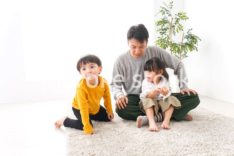 子どもたちと遊ぶパパ