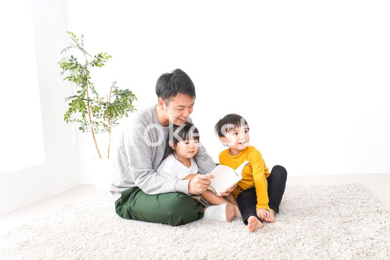 子どもたちと遊ぶパパ