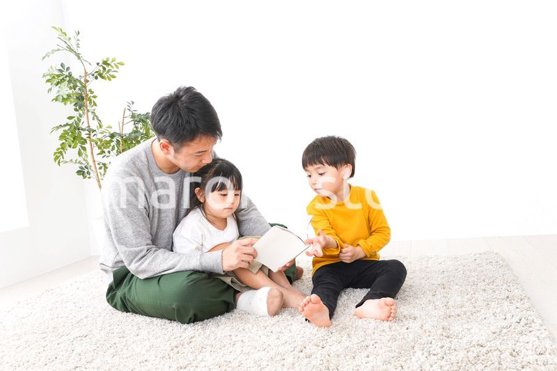 子どもたちと遊ぶパパ