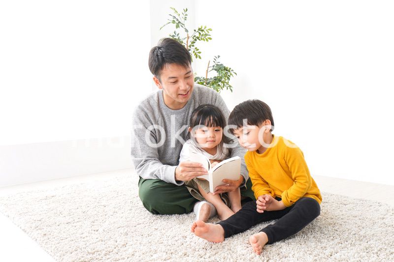 子どもたちと遊ぶパパ