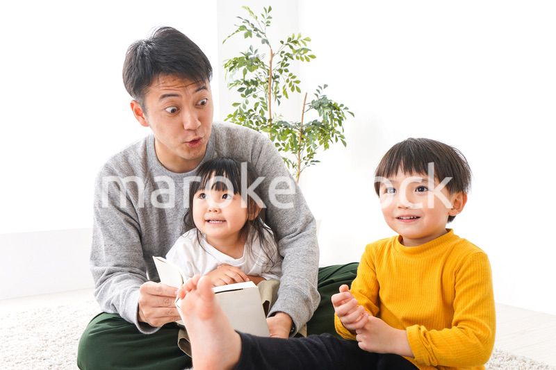 子どもたちと遊ぶパパ