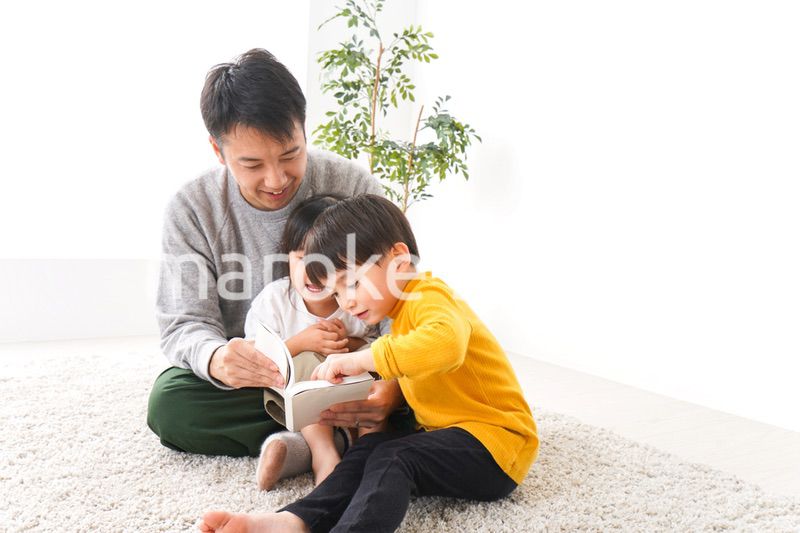 子どもたちと遊ぶパパ