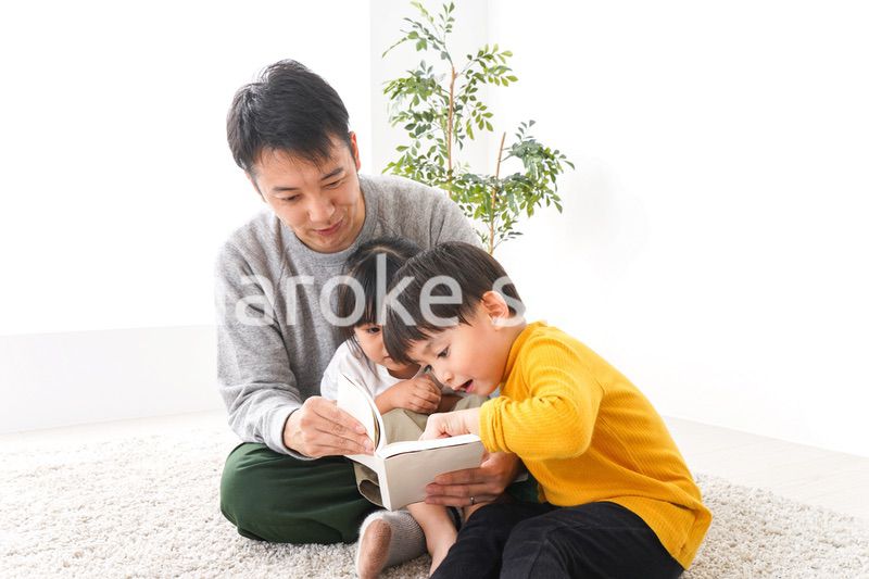 子どもたちと遊ぶパパ