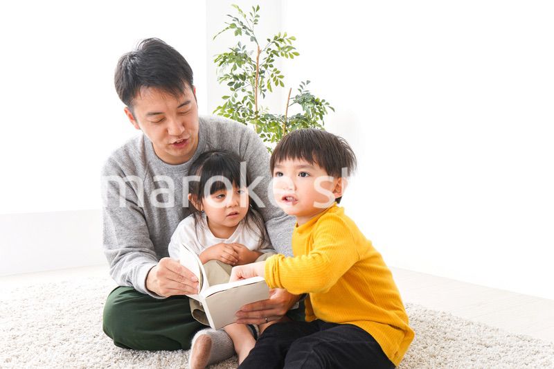 子どもたちと遊ぶパパ