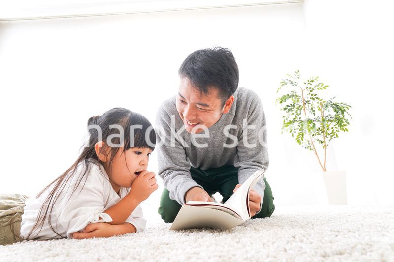 本の読み聞かせをするお父さん