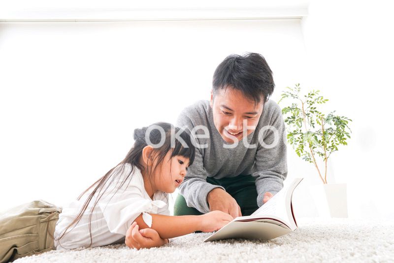 本の読み聞かせをするお父さん