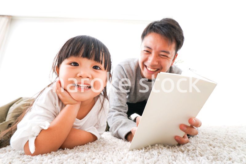 本の読み聞かせをするお父さん