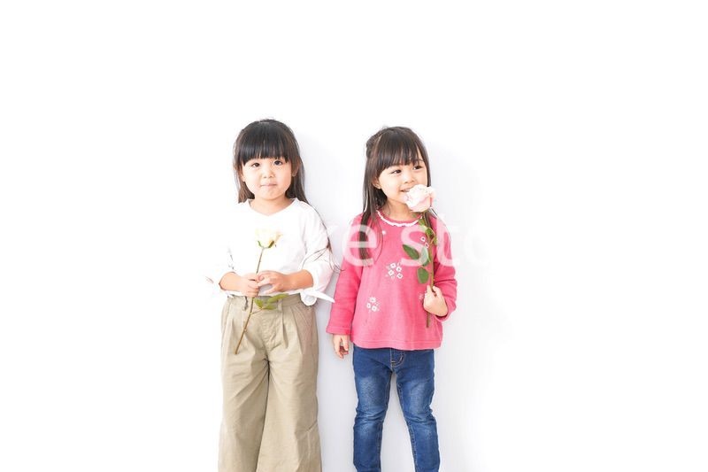 お花を持つ女の子たち