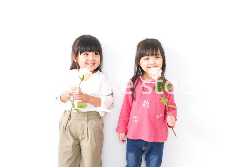 お花を持つ女の子たち
