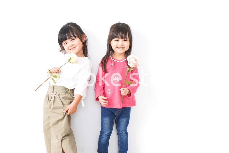 お花を持つ女の子たち