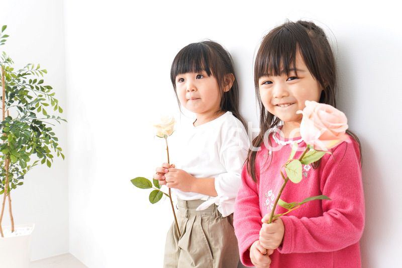 お花を持つ女の子たち