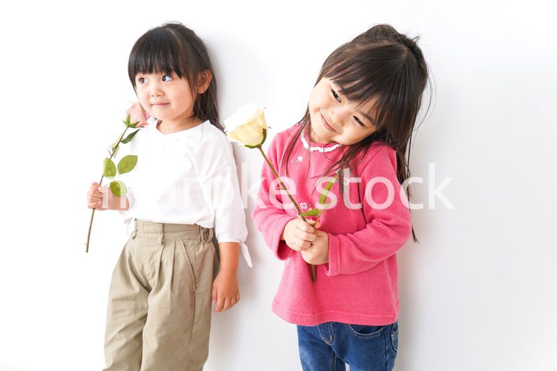 お花を持つ女の子たち