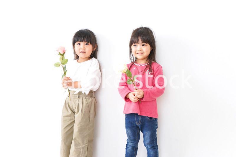 お花を持つ女の子たち