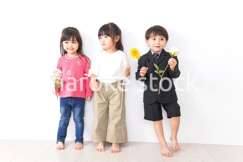 家で遊ぶ子どもたち