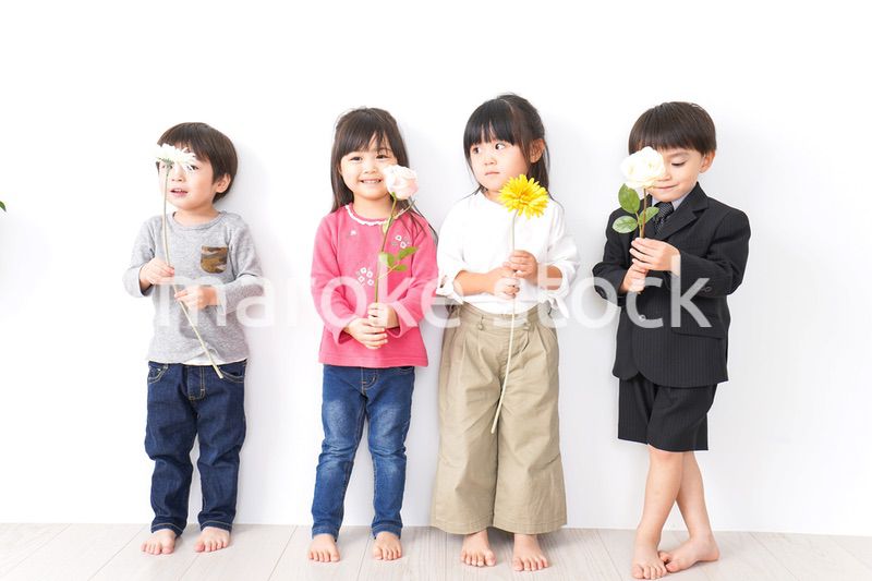 家で遊ぶ子どもたち