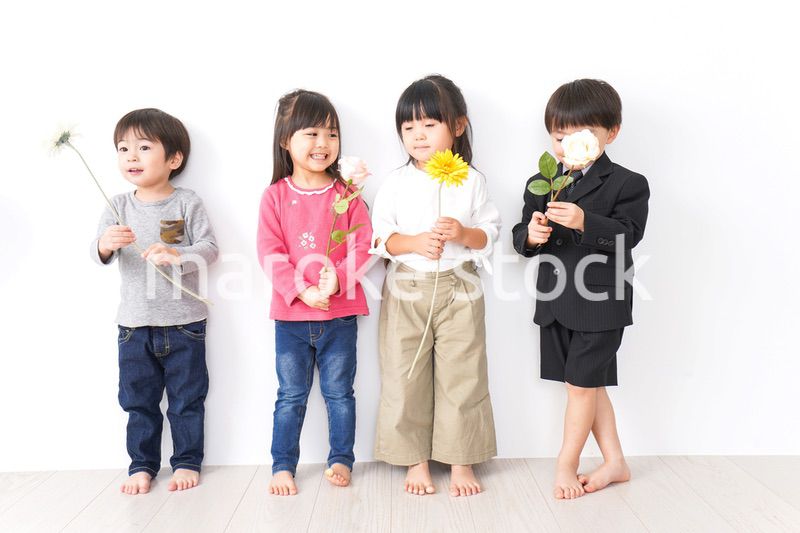 家で遊ぶ子どもたち