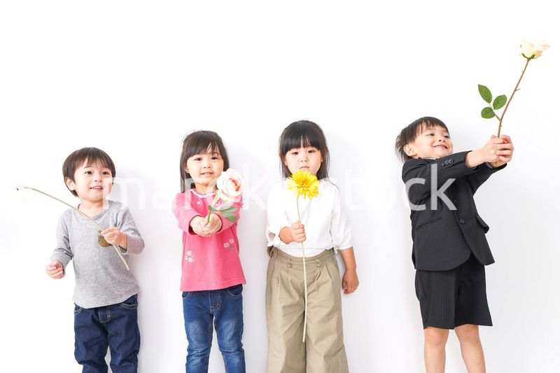 家で遊ぶ子どもたち