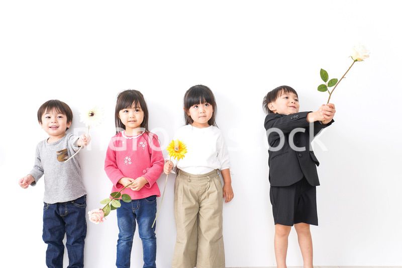 家で遊ぶ子どもたち