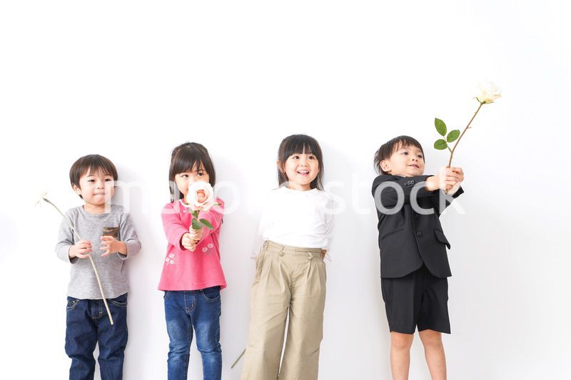 家で遊ぶ子どもたち